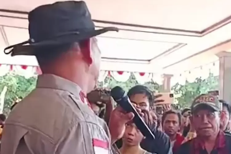 FOTO: Tampak IKT dan keluarga korban saat mendatangi Mapolres Nabire. (Dok. Instagram@cp)