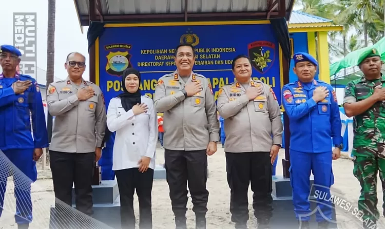 FOTO: Tampak Kapolda dan Wakapolda serta jajaran saat peresmian posko Polairud di Pulau Jinato, Selayar. (Dok.Humas Polda Sulsel).