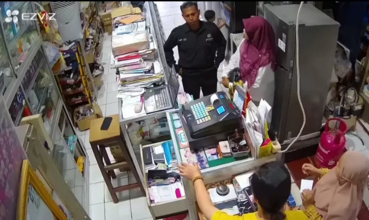 Video CCTV pria yang mengaku Ketua DPD adat menegur pemilik Toko Mitra Bulukumba soal bendera Merah Putih viral dan menuai sorotan. (Dok.fb@muhammad irwan)