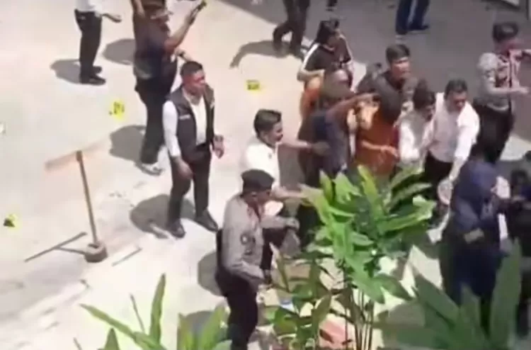 Rekonstruksi kasus penikaman di Toraja Utara panas usai ucapan salah satu tersangka picu emosi keluarga korban, polisi amankan 3 tersangka. (Dok.Instagram@rakyat sulsel)