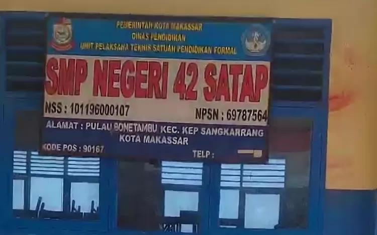 FOTO: Tampak gedung dan papan nama SMPN 42 Makassar masih menggunakan SATAP, meski status sudah berubah. (Dok.MetroSelebes.com)