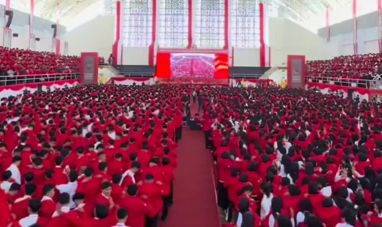 FOTO: Tampak peserta PKKMB sesi pertama mahasiswa baru Unhas angkatan 2026 saat mendapat motivasi dari Andi Amran Sulaiman.  (Dok. MetroSelebes.com/Keyla)