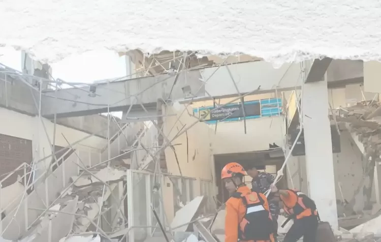 FOTO: Tampak petugas SAR Maumere menyisir reruntuhan guna mencari korban akibat gempa NTT, Sabtu, 15/8. (Dok.Info BMKG)