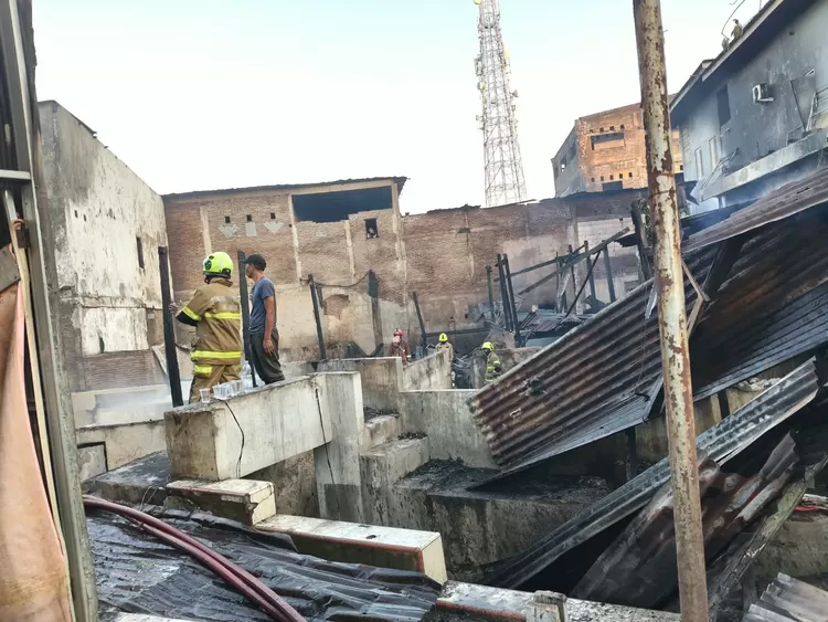FOTO: Tampak sisa rumah korban kebakaran di jalan Politeknik Tamalanrea, Sabtu, 22/8/2026. (Dok.Metroselebes.com/Firman)