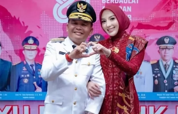 FOTO: Tampak Aisyah Thisia (kanan) dan suaminya, Agustiar Sabran (kiri) yang juga Gubernur Kalteng kini jadi sorotan usai ramai ucapan selamat ultah menggunakan akun resmi Pemprov Kalteng. (Dok.Instagram@sigitrahardjo)