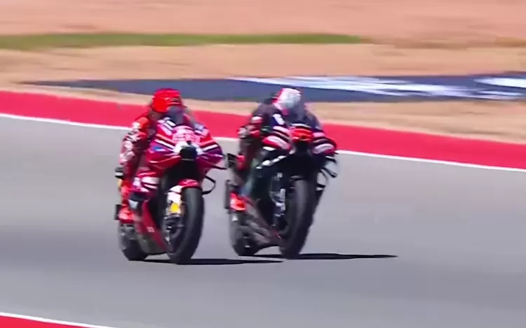 FOTO: Tampak Marc M&aacute;rquez berduel dwngan Bezzecchi di MotoGP Aragon 2026 berakhir dengan kemenangan manis untuk MM93. (Dok.motogp_spain)