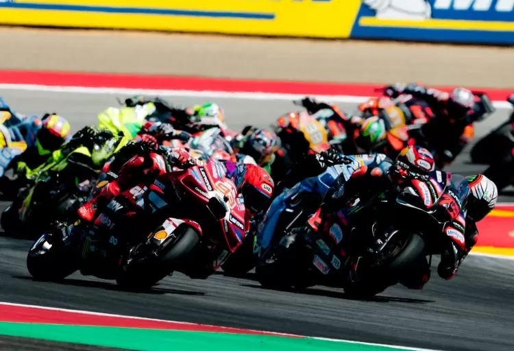 FOTO: Tampak Marc Marquez (kiri) bagian depan, dan Bezzecchi (kanan) dan Martin serta pembalap lain di lintasan Aragon, Ahad, 30/8. (Dok.marcmarquez93)