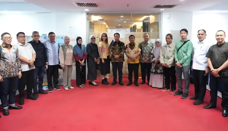 FOTO: Tampak rombongan DPRD Sulsel dan Bapemperda Sulsel saat poto bersama usai kunker. (Dok.Humas DPRD Sulsel)