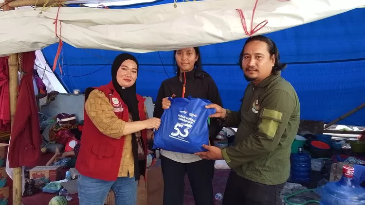 FOTO: Tampak penyerahan bantuan korban kebakaran Tamalanrea Indah. (Dok.Metroselebes.com/Udin)