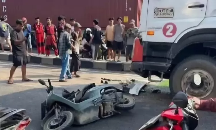 FOTO: Tampak detik-detik kecelakaan yang melibatkan almarhumah Nur Syfa Husni Andika yang mengendarai seoeda motor diduga disenggol tronton di jalur Pantura Indramayu-Cirebon. (Dok.Tangkapan layar CCTV))