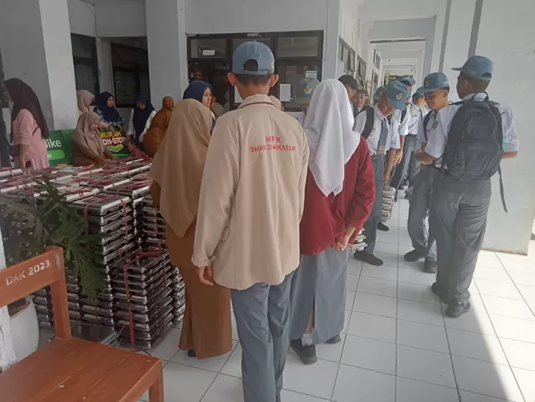 FOTO: Tampak suasana penyusunan MBG di SMAN 23 Makassar sebelum dibagi ke siswa. (Dok.Metroselebes.com/Key)