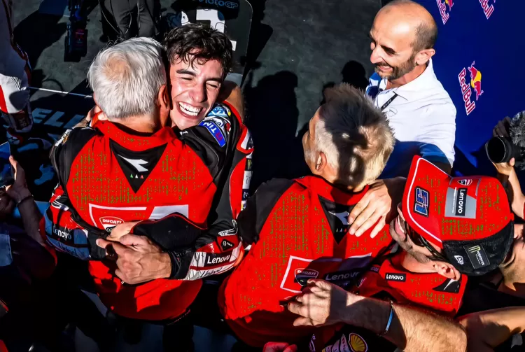 FOTO: Tampak Marc Marquez dan tim sedang meluapkan kegembiraan usai menangi balapan utama di Misano. (Dok.Instagram@ducaticorse)