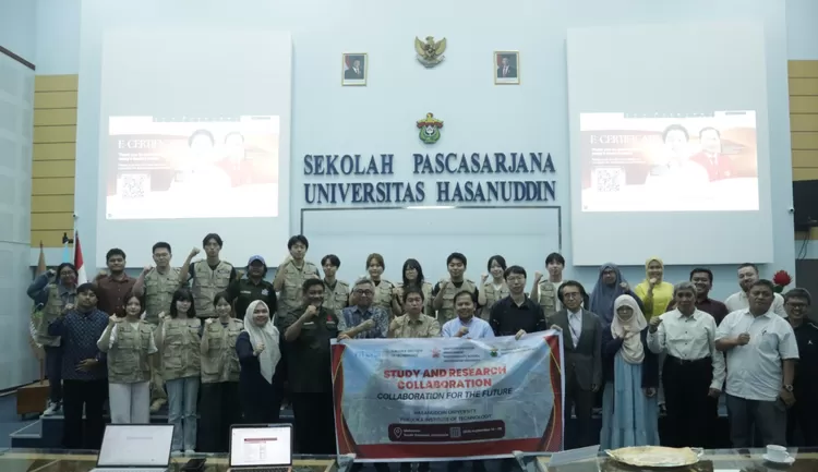 Tampak poto bersama dari pihak penyelnggara, peserta dan tamu undangan kegiatan diskusi banjir. (Dok.Sekolah Pascasarjana Unhas)