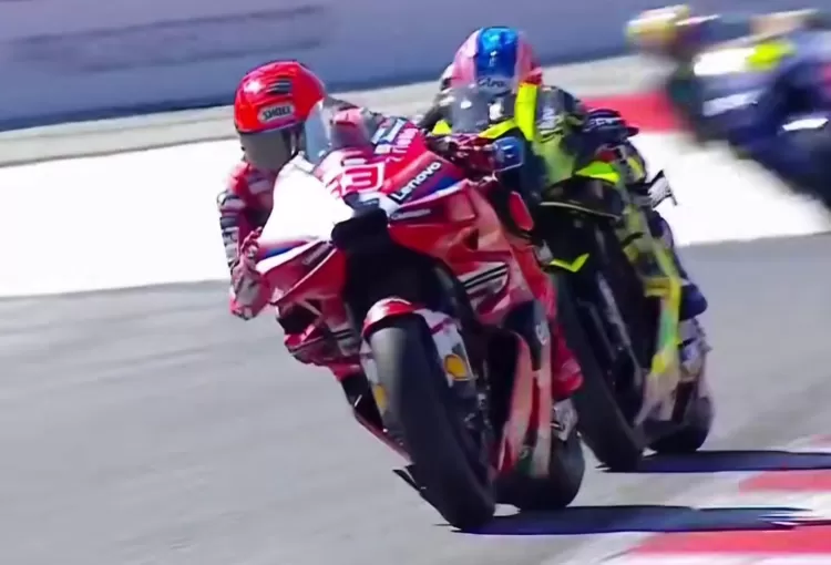 FOTO: Tampak Marc Marquez kewalahan melewati Ai Ogura di balapan utama, Ahad, 20/9 di Red Bull Ring. (Dok.Instagram@spotv)