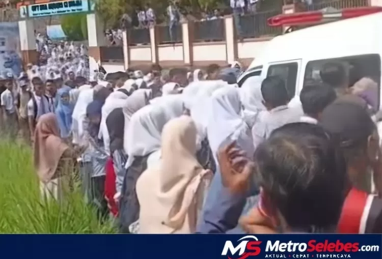 Ratusan siswa dan guru UPT SMAN 13 Sinjai menangis saat ambulans membawa jenazah Putri Olivia melintas di depan sekolah menuju rumah duka. (Dok.Instagram@Sinjai Update) 