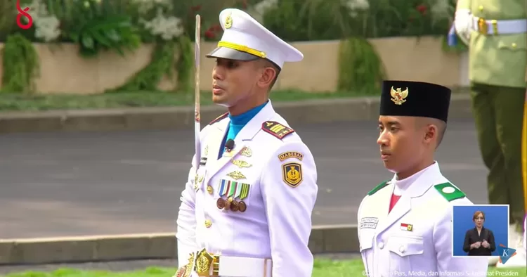 Kapten Marinir Rachmatsah Adi Putera (kiri) mengemban amanah sebagai Komandan Kompi Paskibraka dalam upacara peringatan HUT ke-81 Kemerdekaan RI di Istana Negara, Senin (17/8/2026).