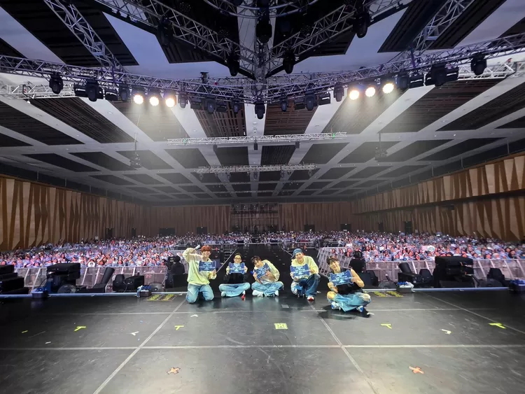 Sepanjang konser, para member juga beberapa kali berinteraksi dengan penggemar menggunakan bahasa Indonesia sederhana, menciptakan suasana hangat dan dekat.