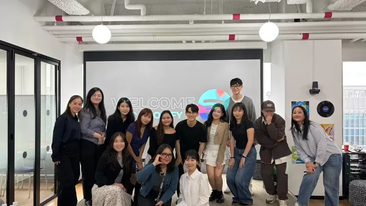 Perhentian pertama kami adalah kantor Spotify Seoul, tempat kami mengikuti sesi diskusi bersama John Han. 