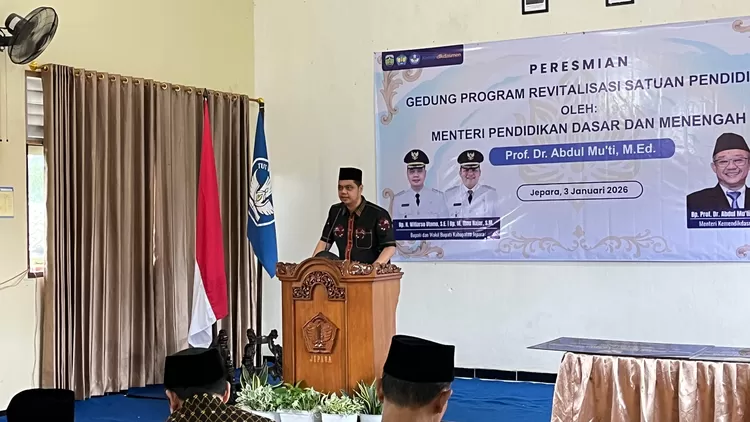 Bupati Jepara, Witiarso Utomo mendampingi Menteri Pendidikan Dasar dan Menengah (Mendikdasmen) Abdul Mu'ti di salah satu lembaga pendidikan di Kabupaten Jepara, Sabtu (3/1/2026).