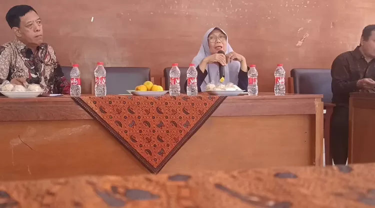 Kepala Desa Mengori, Suharti saat menerima audiensi dan musyawarah dengan peserta seleksi perangkat desa di Balai Desa Mengori, Kamis (8/1/2026).