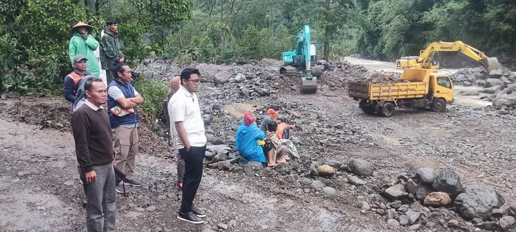 Anggota DPR RI Komisi VII, Andhika Satya W. Pangarso mengunjungi lokasi bekas banjir dan longsor di Kabupaten Jepara, Kamis (22/1/2026).