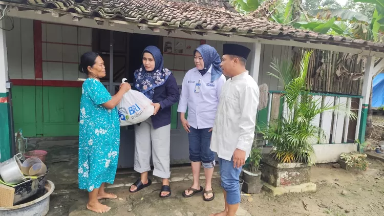 Bank BRI bergerak cepat menyalurkan paket sembako untuk korban bencana banjir di Grobogan sebagai bentuk kepedulian nyata kepada masyarakat terdampak.