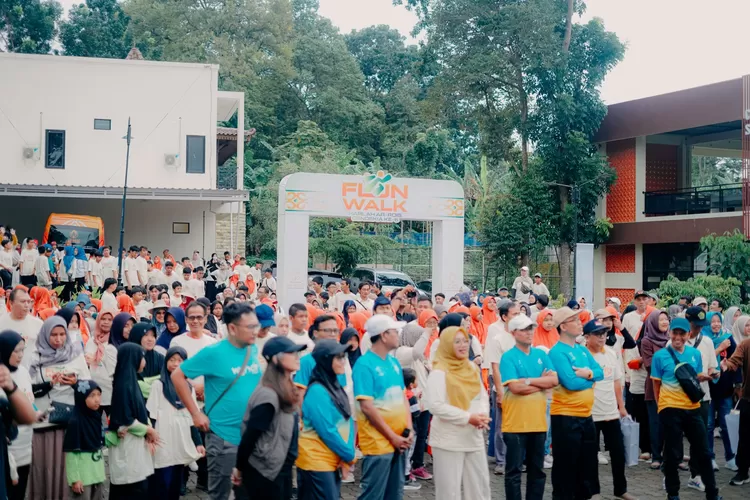 Ratusan warga antusias mengikuti Fun Walk Harlah ke-6 Yayasan Ar-Rois Cendekia di Semarang, Minggu (15/2/2026).