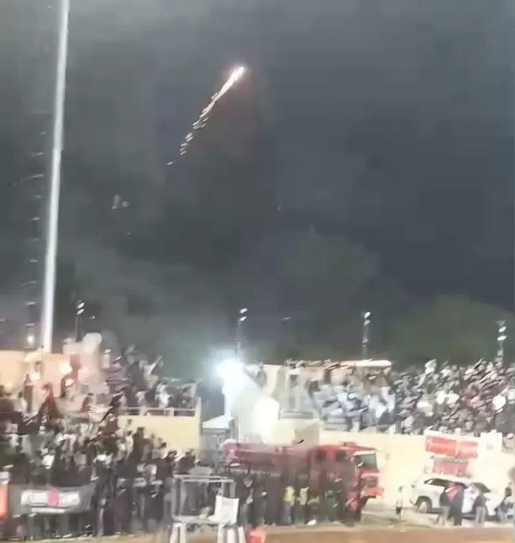 Nampak tribun suporter Persijap Jepara menerima ledakan petasan yang diduga dari oknum suporter tim tamu, Kamis (5/3/2026)
