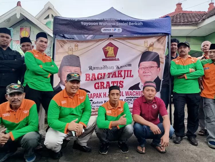 Sejumlah tim Abdul Wachid, relawan anggota RAPI dan anggota TNI setelah pembagian takjil, Jumat (6/3/2026)