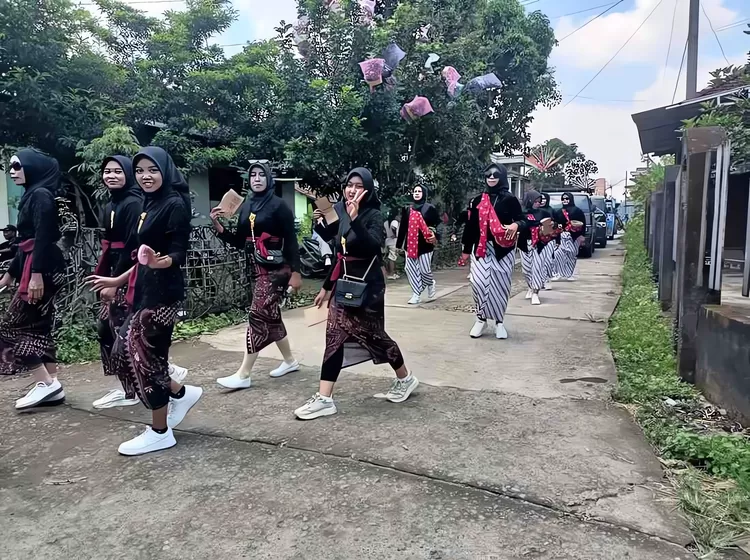 Nampak sejumlah masyarakat turut serta dalam tradisi sedekah bumi Desa Telukwetan Jepara, Minggu (12/4/2026).