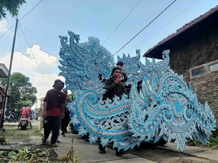 Nampak salah satu arak-arakan saat tradisi sedekah bumi di Desa Telukwetan, Kecamatan Welahan, Kabupaten Jepara, pada Minggu (12/4/2026).
