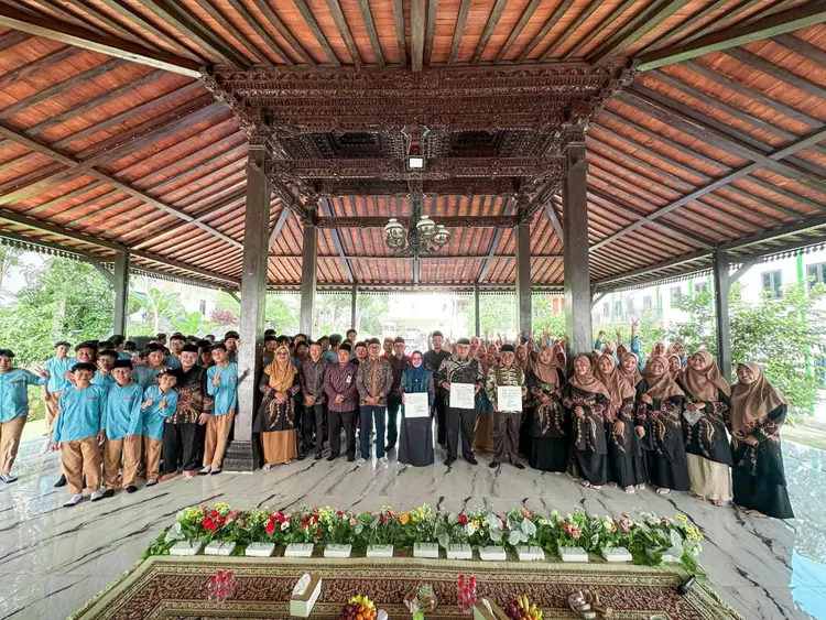 Sejumlah siswa-siswi MTs Ar-Rois Cendekia Semarang bersama pejabat Kemenag RI, Sabtu (25/4/2026).