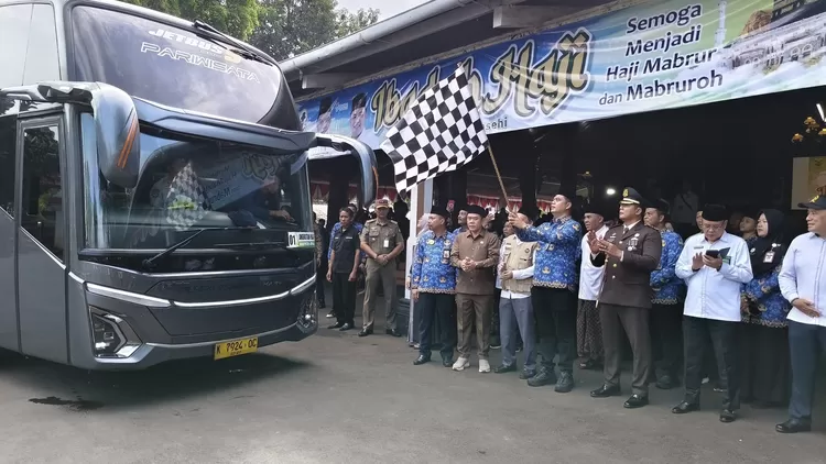Bupati Jepara, Witiarso Utomo saat pemberangkatan jemaah haji kloter 40 di Pendopo Kartini Jepara, Senin (4/5/2026).