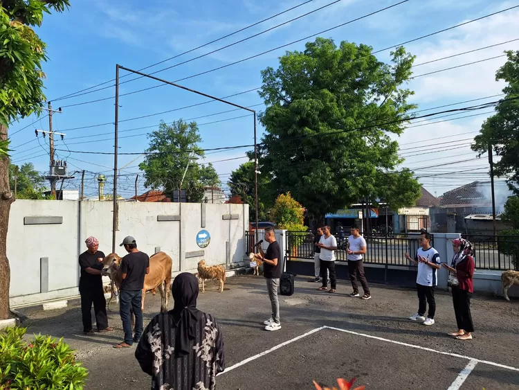 BRI Slawi Tebar Kepedulian Lewat Kurban, Salurkan Daging untuk Warga dan Pekerja Dasar Lingkungan