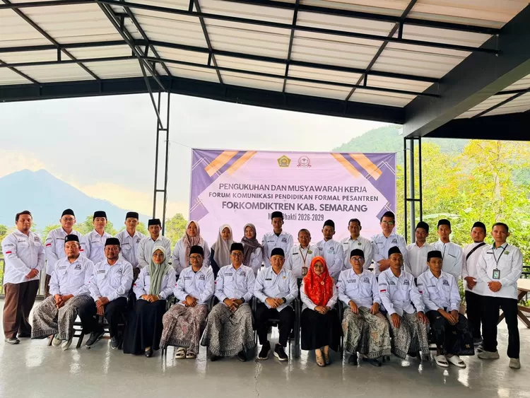 Jajaran pengurus Forkomdiktren Kabupaten Semarang dan Kepala Kantor Kementerian Agama (Kemenag) Kabupaten Semarang, Ta'yinul Birri Bagus Nugroho (tengah) foto bersama di Telomoyo, Magelang, Selasa (28/7/2026)