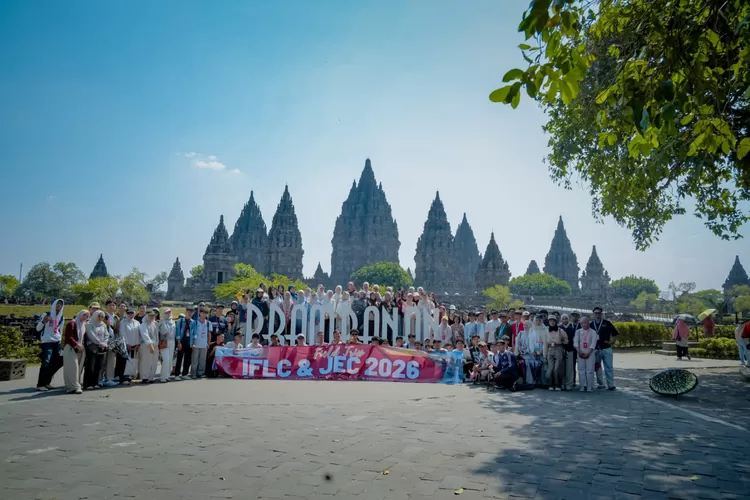 Peserta Jogja Essay Competition (JEC) 2026 mengunjungi kawasan Candi Prambanan, Yogyakarta, dalam rangkaian Cultural Field Trip sebagai upaya memperkenalkan kekayaan budaya Indonesia sekaligus mempererat kebersamaan antarpeserta dari berbagai daerah.