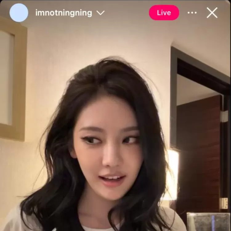 Momen saat Ningning dan Giselle Aespa sedang melakukan sesi Instagram Live