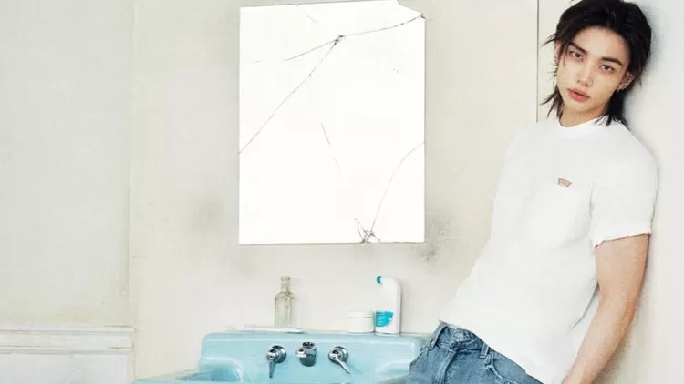 Hyunjin Stray Kids tampil memukau bersama dengan kampanye baru Guess