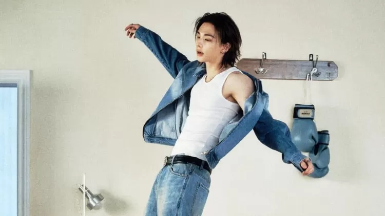 Hyunjin Stray Kids tampil memukau bersama dengan kampanye baru Guess