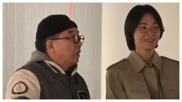 Song Hye Kyo bersama legenda musik Kim Soo Chul saat berada di pameran