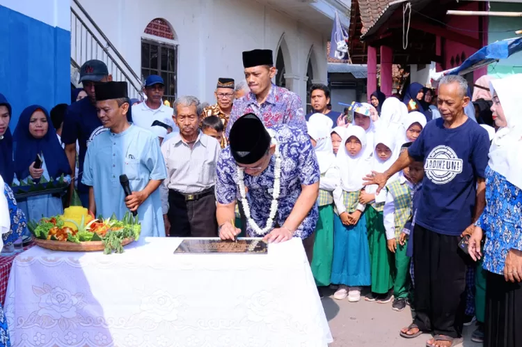 Asep Wahyuwijaya meresmikan madrasah yang rubuh dan berhasil kembali dibangun kembali.