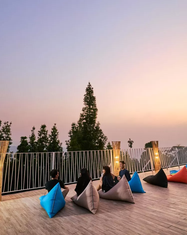 tempat bersantai di samping area camping