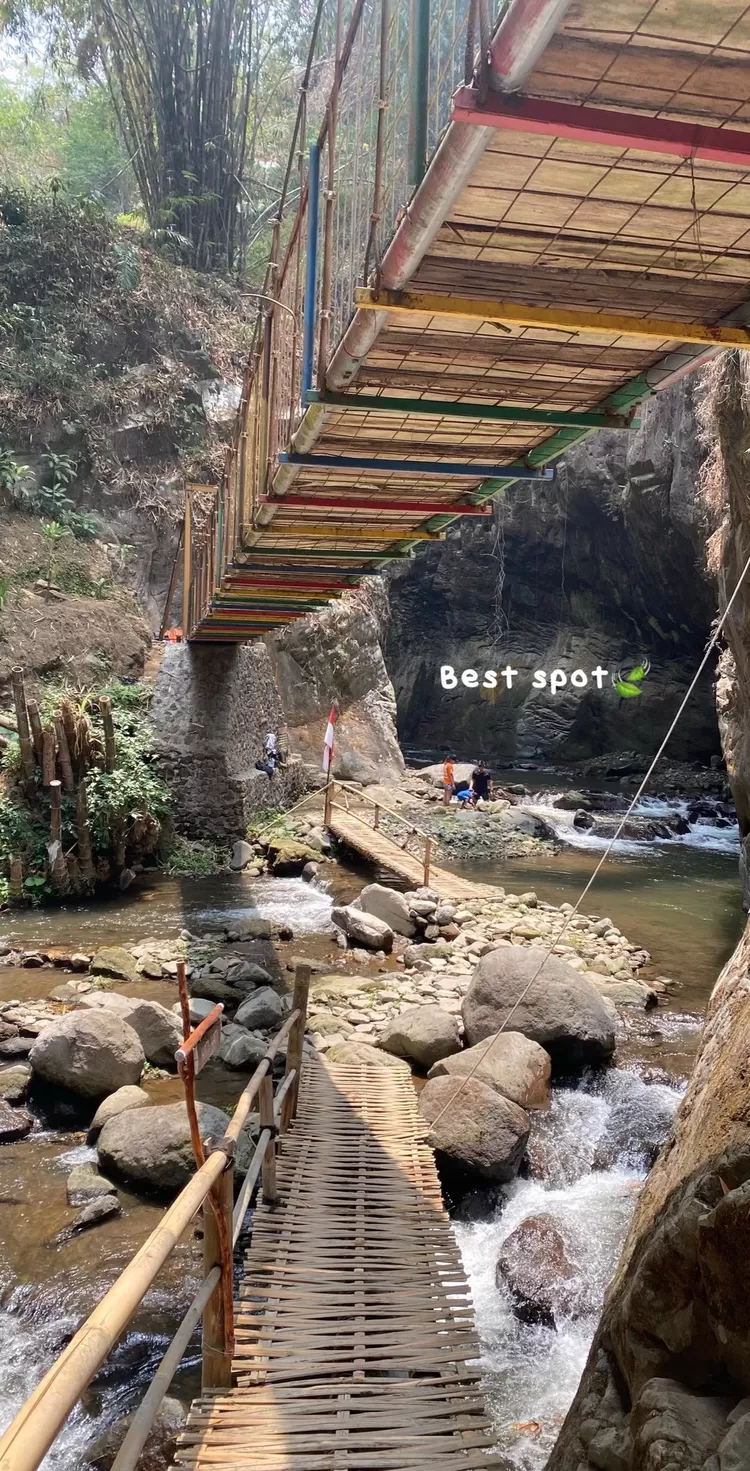 Jembatan di Curug Ibun Pelangi