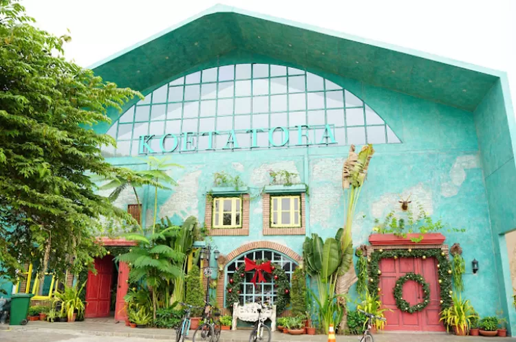 Koeta Toea merupakan spot wisata, kuliner dan pusat oleh oleh bernuansa Kolombia klasik yang instagramble di Semarang