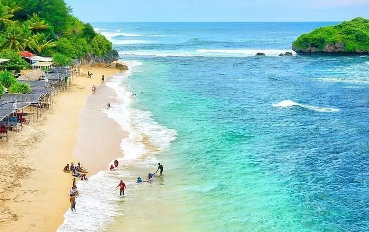 Pantai Sadranan, salah satu rekomendasi wisata di Yogyakarta saat libur Lebaran.