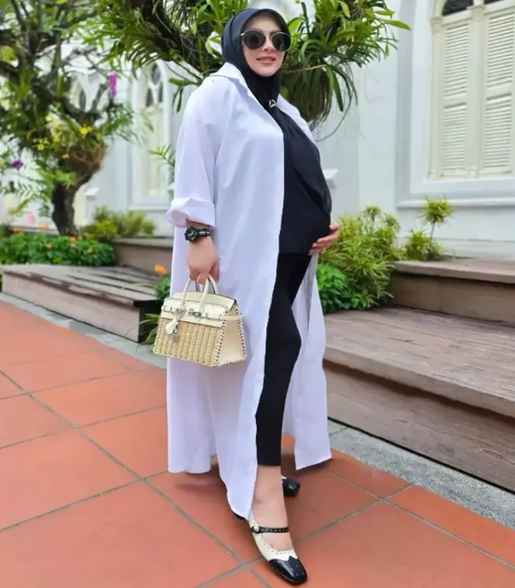 3 Potret Centil Gaya Bumil Syahrini Pamer Babybump Dengan Ouftit Serba ...