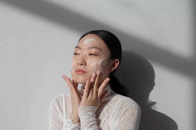 Tips pertama, wajib menggunakan sunscreen