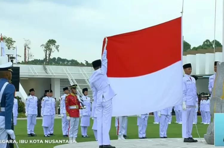 Pengibaran bendera merah putih dalam Upacara Peringatan Detik-detik Proklamasi, Sabtu, 17 Agustus 2024 di IKN.