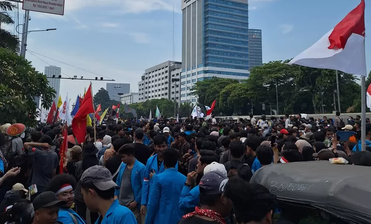 Ribuan Massa Ikut Demo Tolak RUU Pilkada.