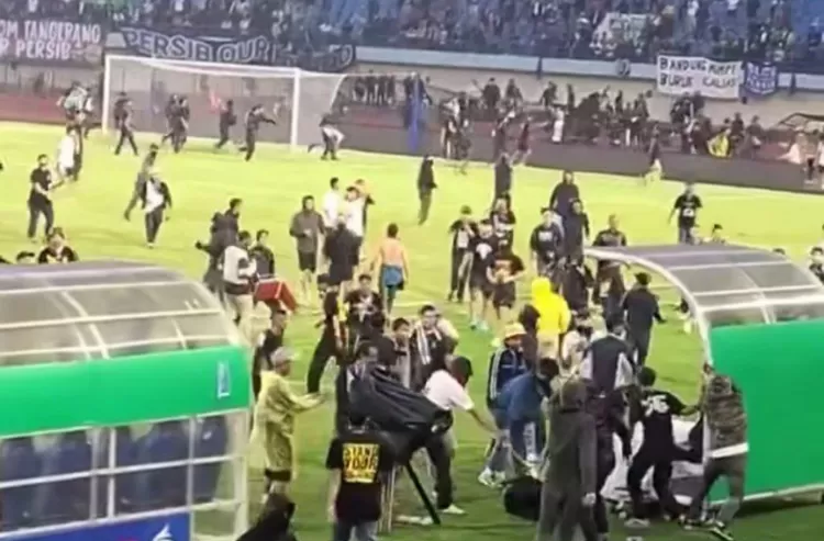 Kericuhan terjadi usai laga Persib vs Persija di Stadion Si Jalak Harupat, Senin, 23 September 2024.